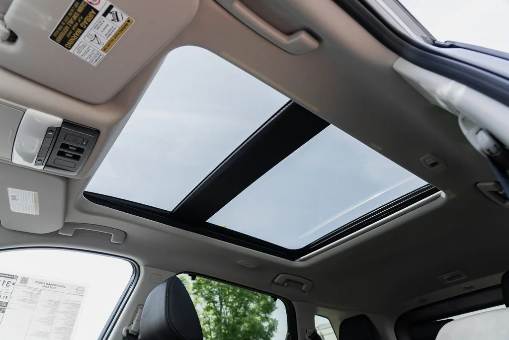 New 2026 Boulder Gray Pearl / Super Black Two-tone Nissan Platinum image 21