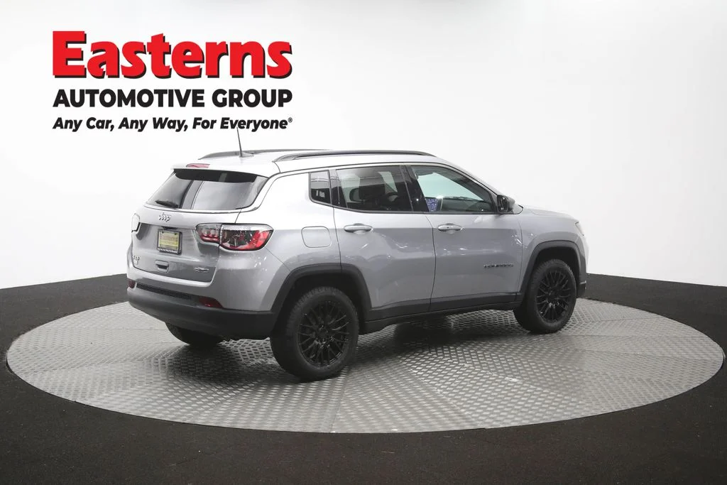 Used 2022 Silver Jeep Latitude image 40