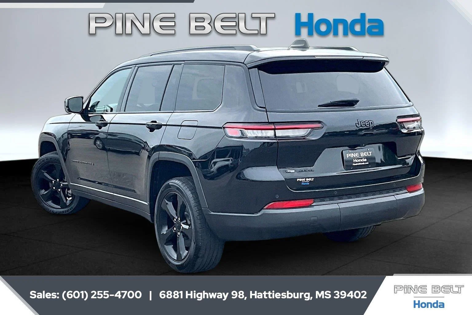 Used 2023 Diamond Black Crystal Pearlcoat Jeep Altitude image 2