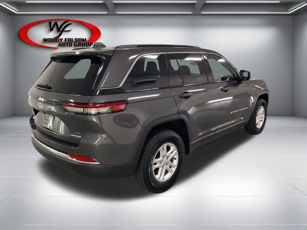 Used 2025 Gray Jeep Laredo image 6
