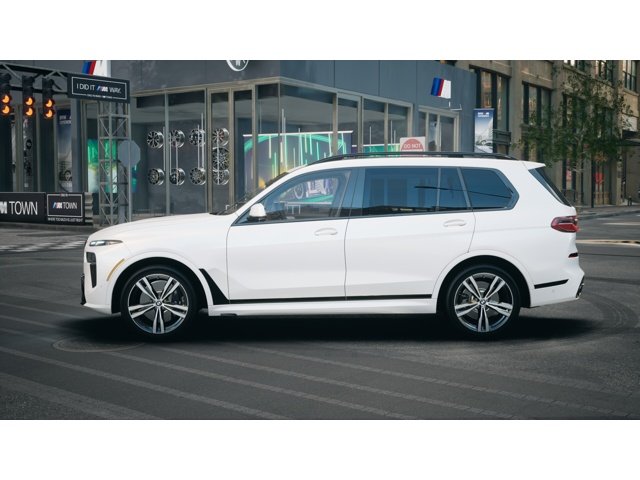 New 2027 Mineral White Metallic BMW X7 40i image 4