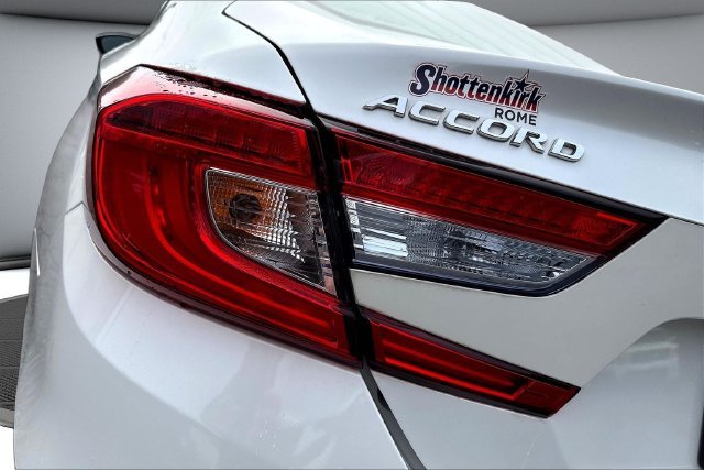 Used 2019 White Honda Touring image 25