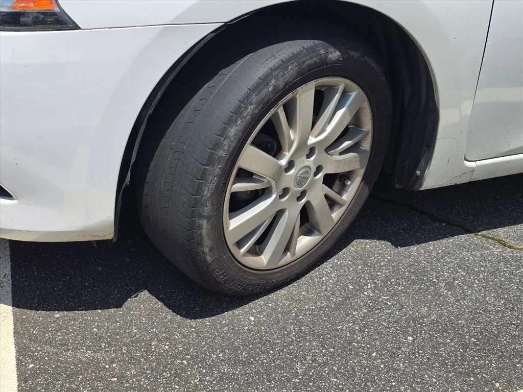 Used 2013 White Nissan SL image 19