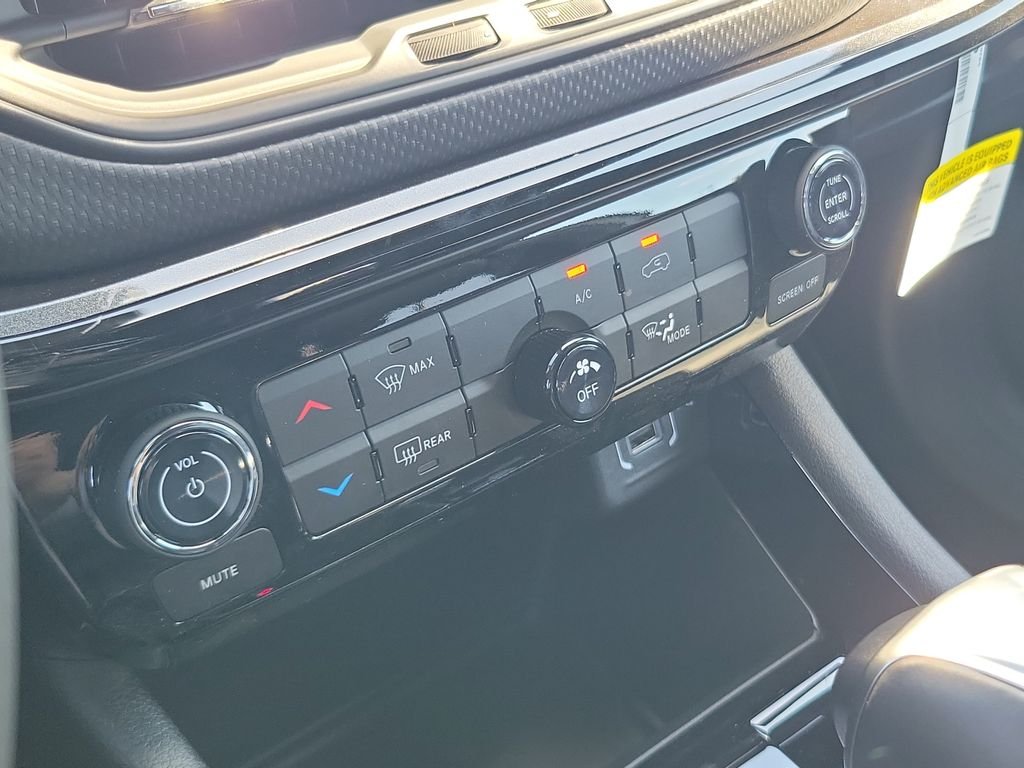 New 2026 Bright White Clearcoat Jeep Latitude image 27