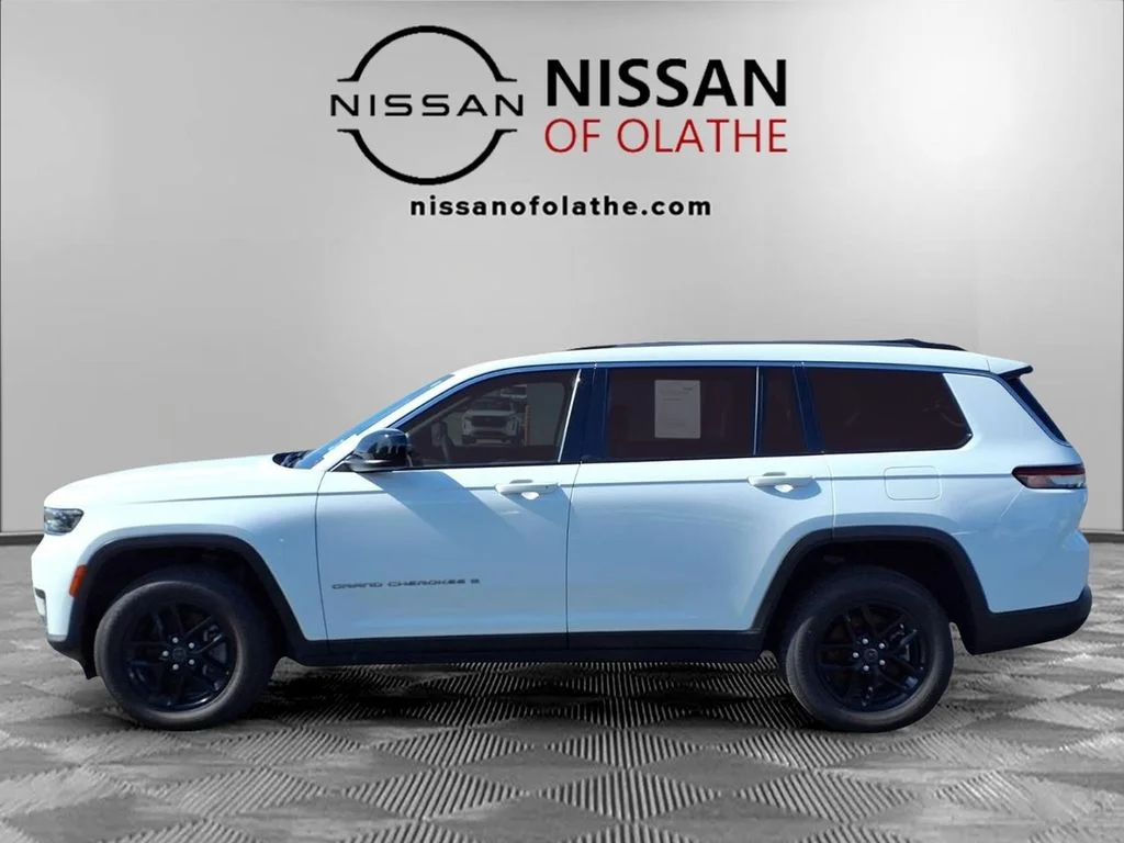Used 2023 White/off-white Jeep Laredo image 20