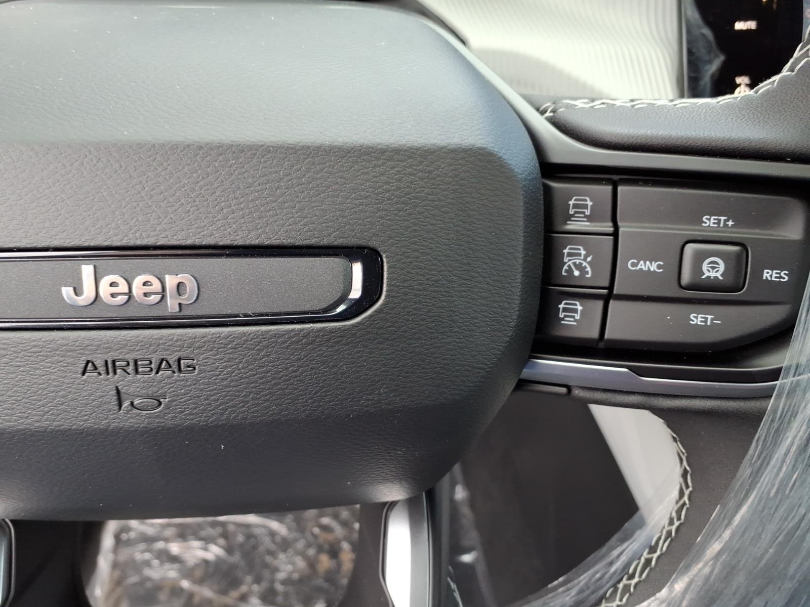 New 2026 Diamond Black Crystal Pearl-Coat Exterior Paint Jeep Laredo image 19