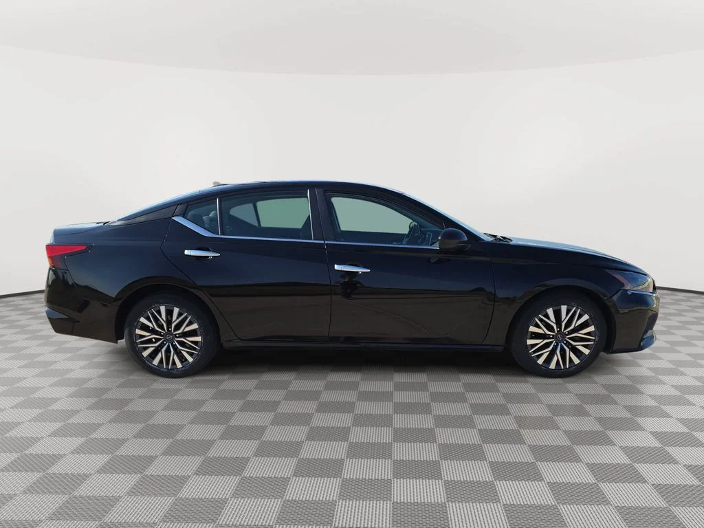 Used 2024  Nissan 2.5 SV image 7