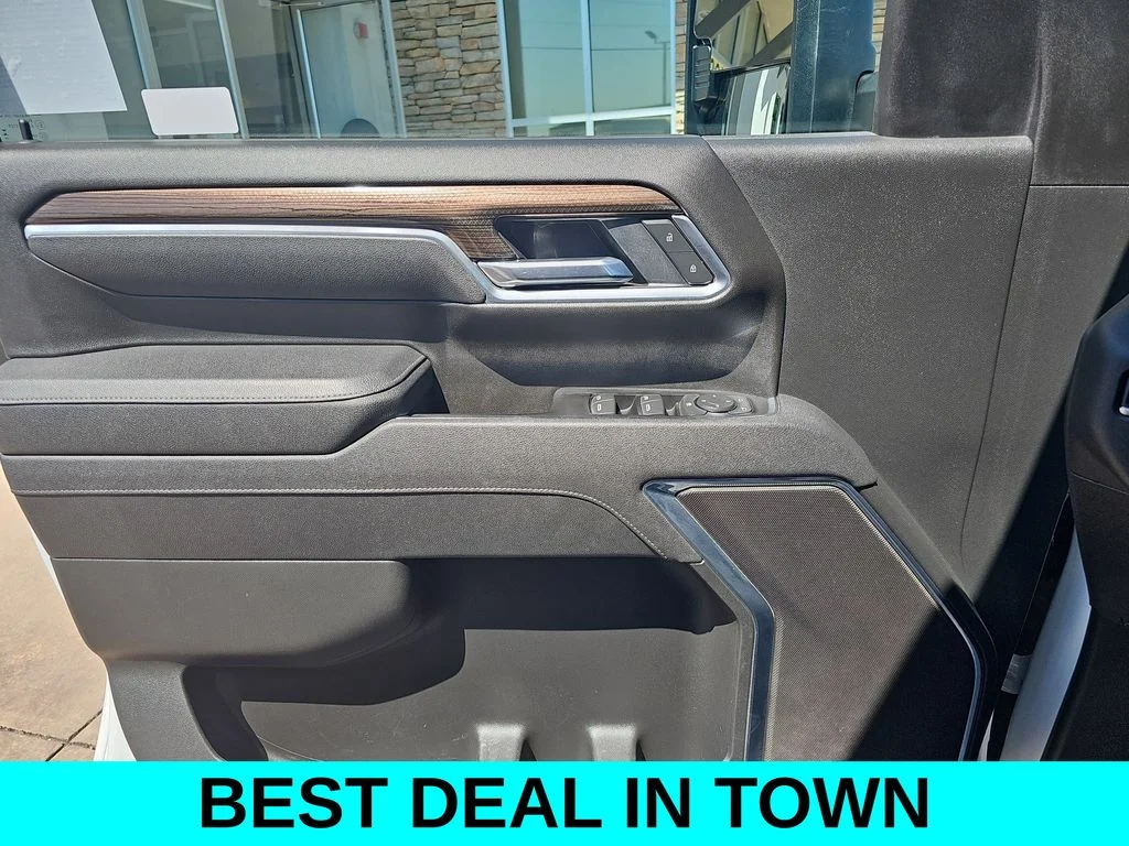 Used 2025 White Chevrolet LT image 25