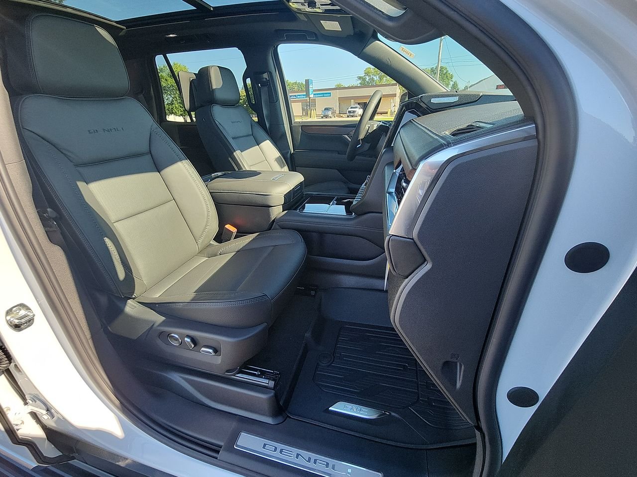 2026 GMC Yukon Denali - Photo 26