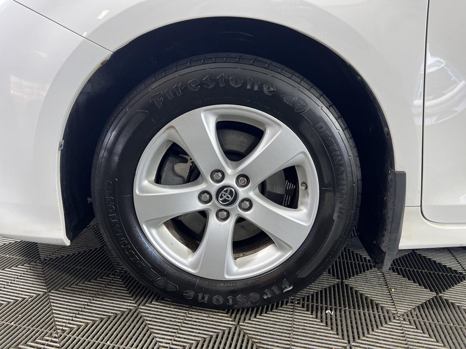 Used 2019 Super White Toyota LE 8-Passenger image 9