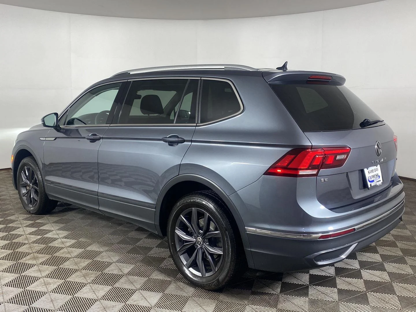 Used 2023 Platinum Gray Metallic Volkswagen SE image 28