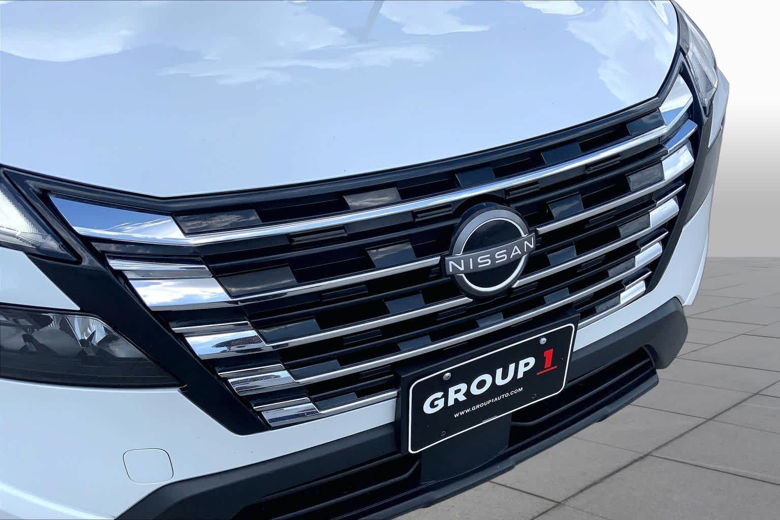 Used 2024 Everest White Pearl Nissan SV image 28