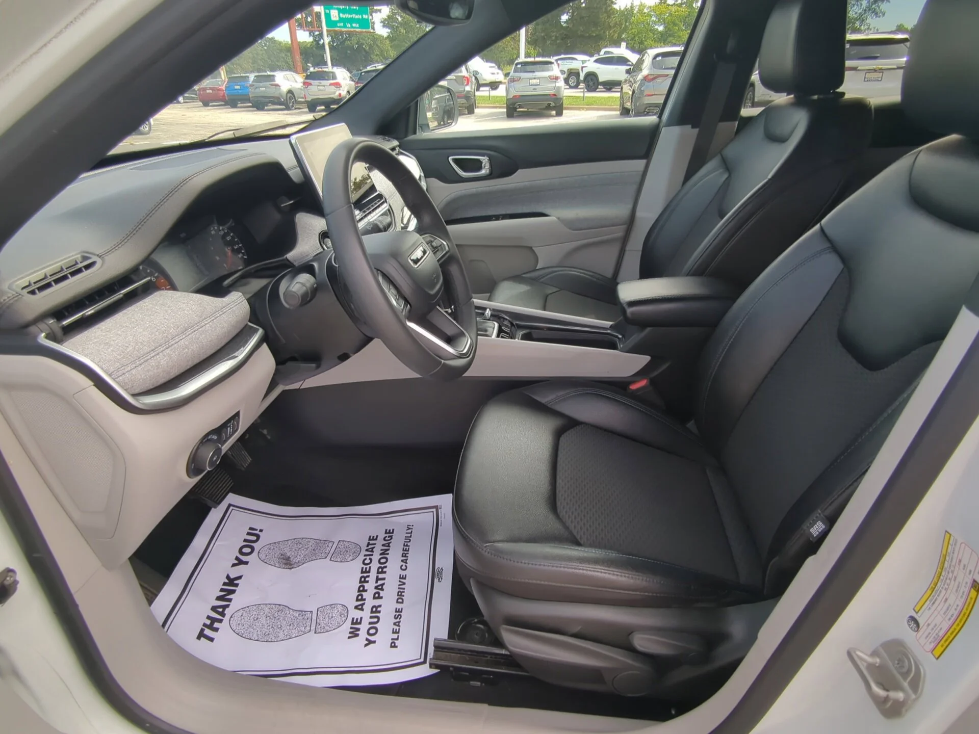Used 2024  Jeep Latitude image 33