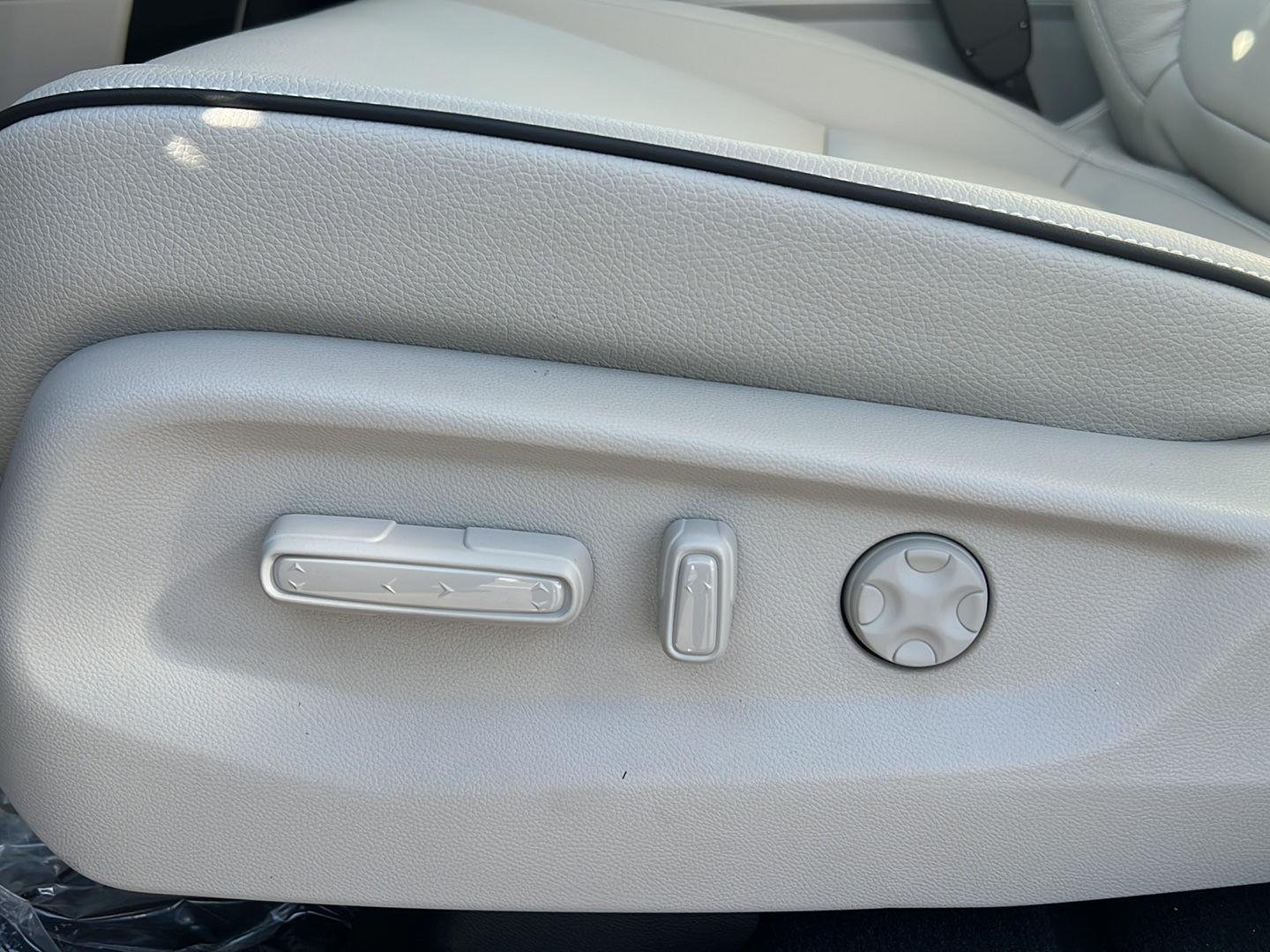 New 2026 Solar Silver Metallic Honda Touring image 6