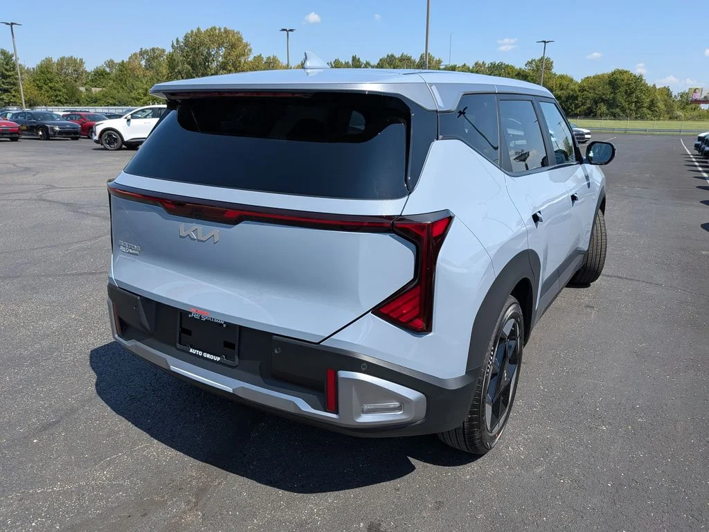 New 2027 Pale Gray Kia S image 7