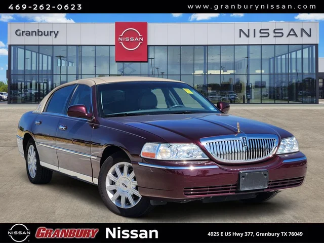 Pre-Owned 2006 Lincoln Town Car Signature Limited