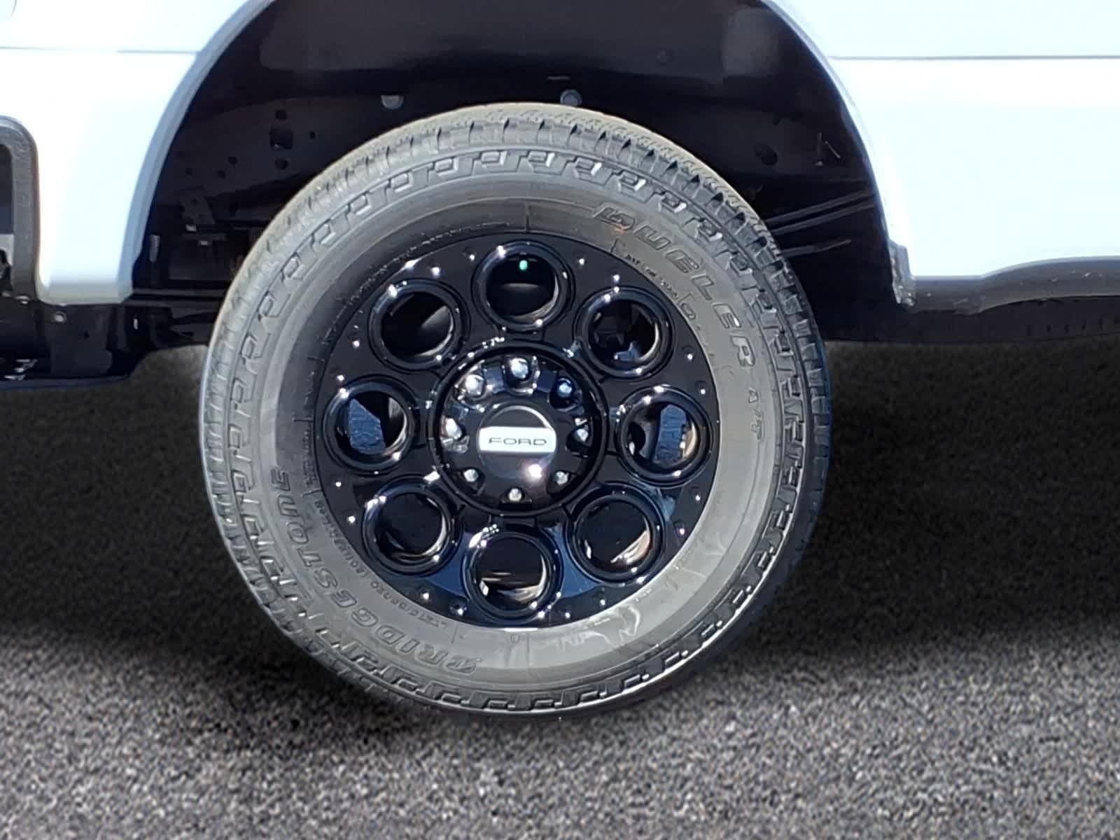 Used 2025 Avalanche Ford LARIAT image 3