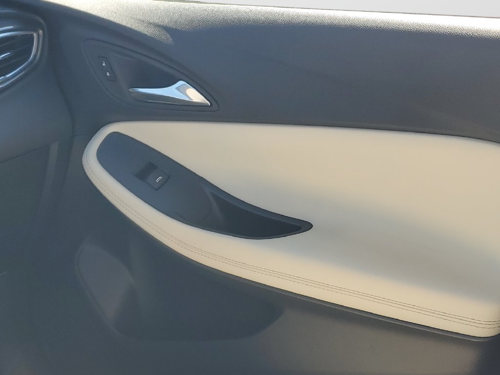 Used 2022 WHITE FROST TRICOAT Buick Essence image 13