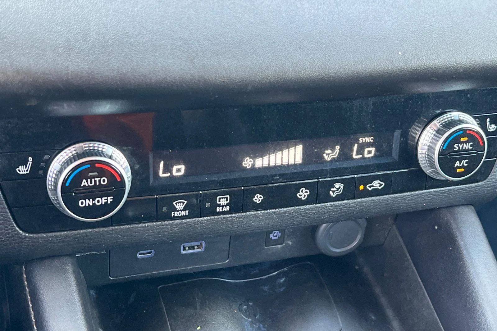 Used 2022 Black Mitsubishi SE Launch Edition image 19