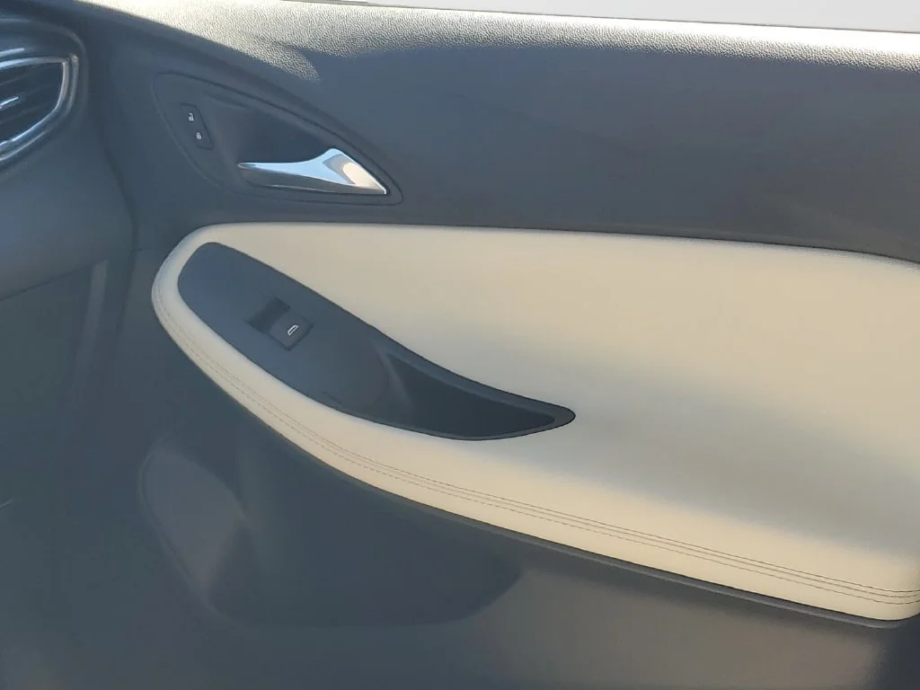 Used 2022 WHITE FROST TRICOAT Buick Essence image 13