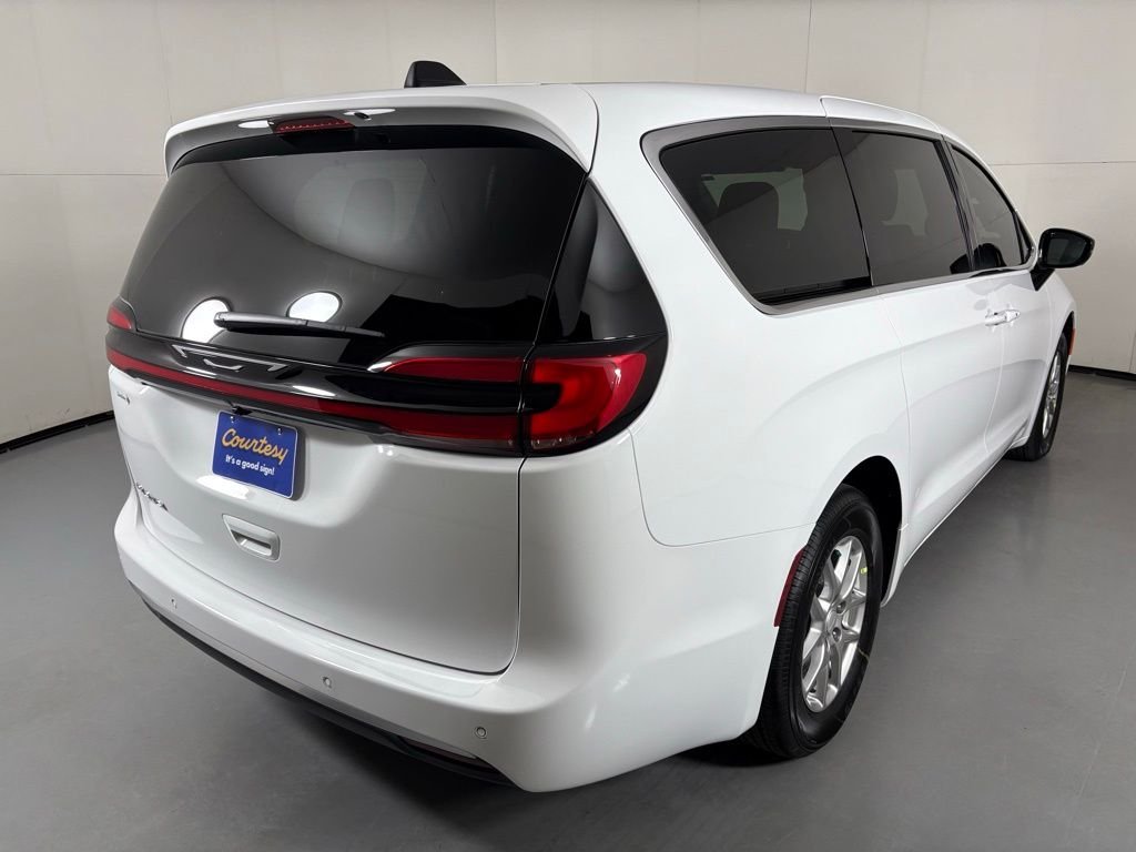 New 2027 Bright White Clear-Coat Exterior Paint Chrysler Select image 8