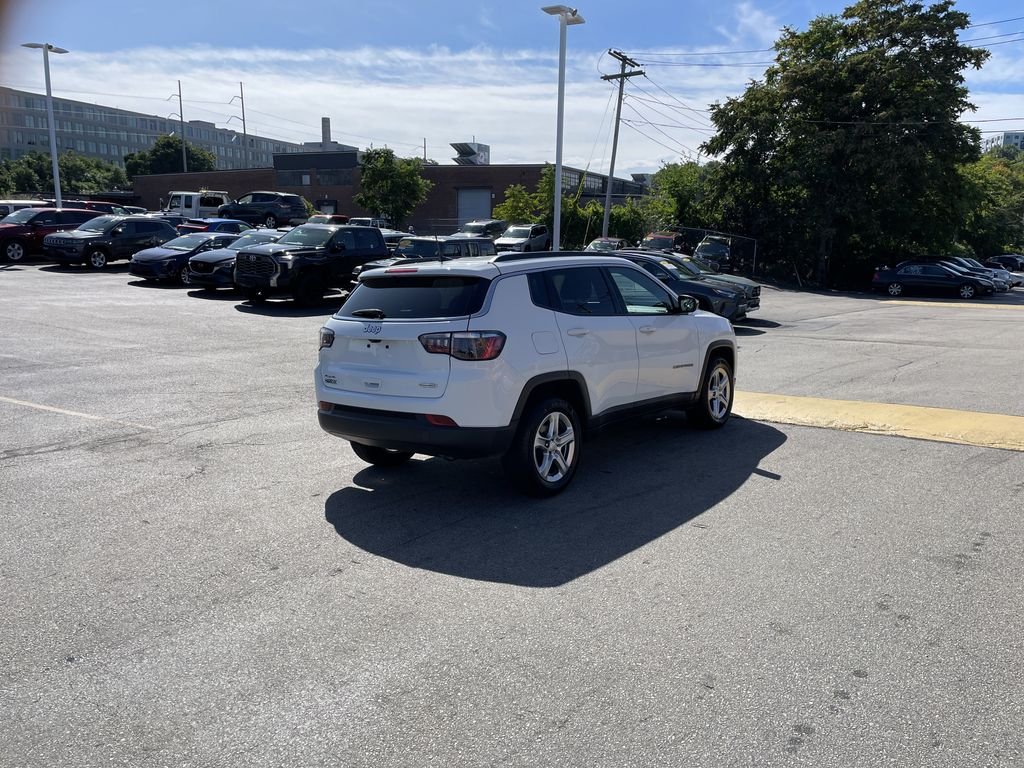 Used 2024 White Jeep Latitude image 8