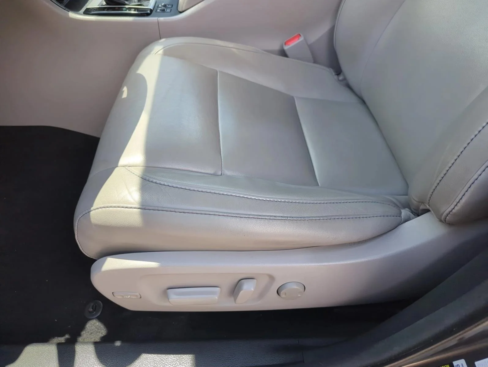 Used 2015 Predawn Gray Mica Toyota XLE image 14