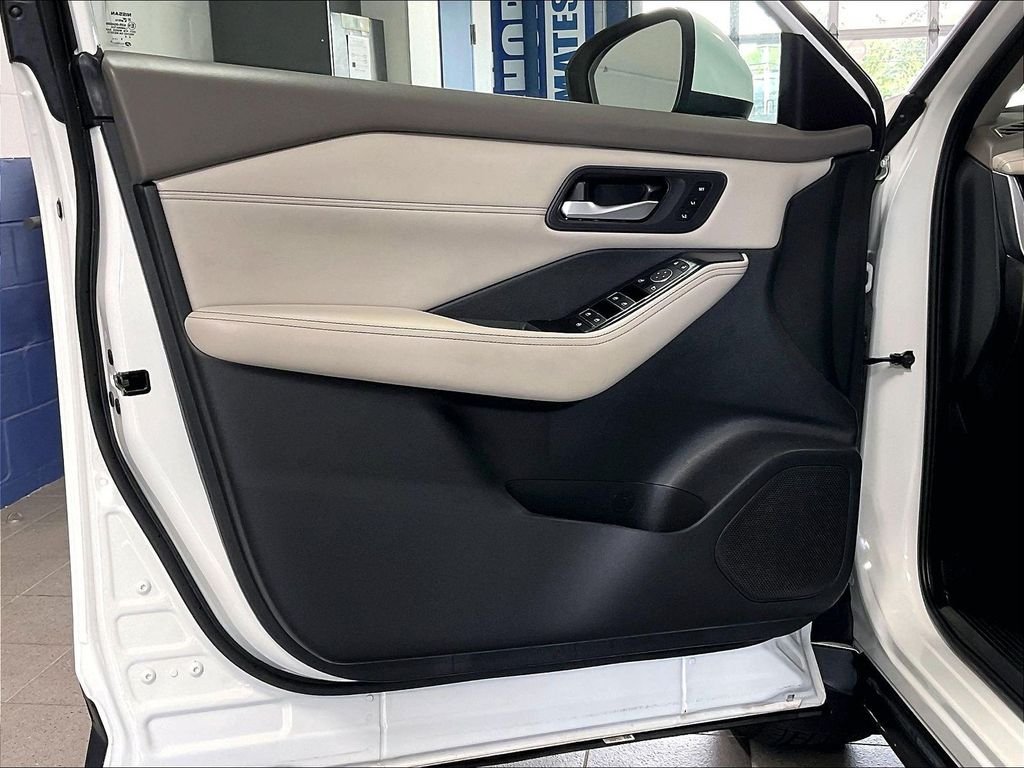 Used 2023 Pearl White Nissan SL image 9