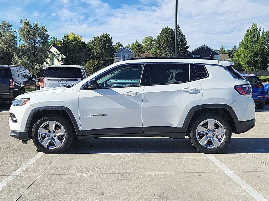 Used 2022 White Jeep Latitude FWD image 5