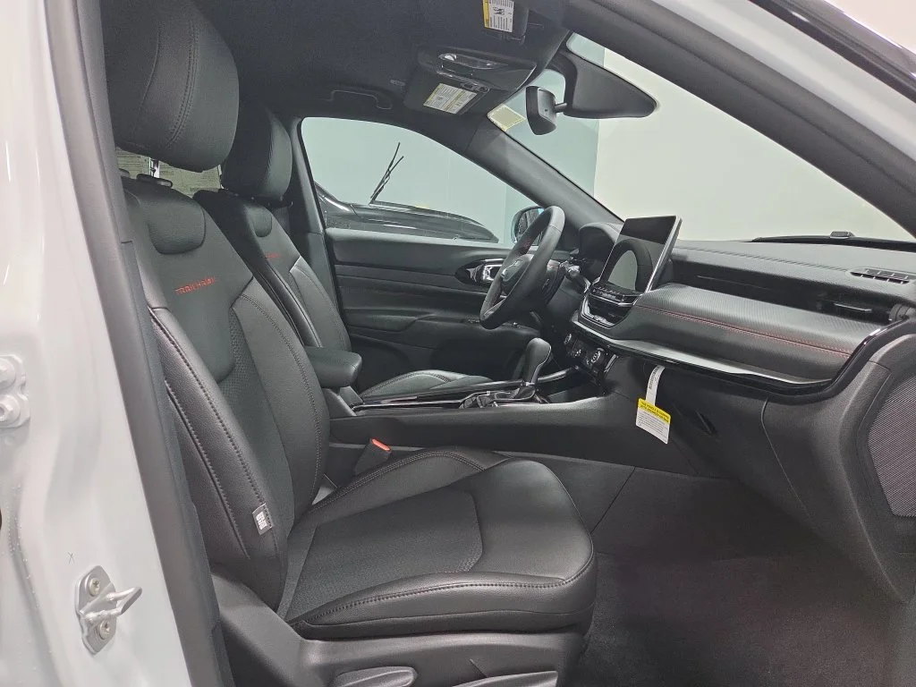 New 2026 Bright White Clear-Coat Exterior Paint Jeep Trailhawk image 12