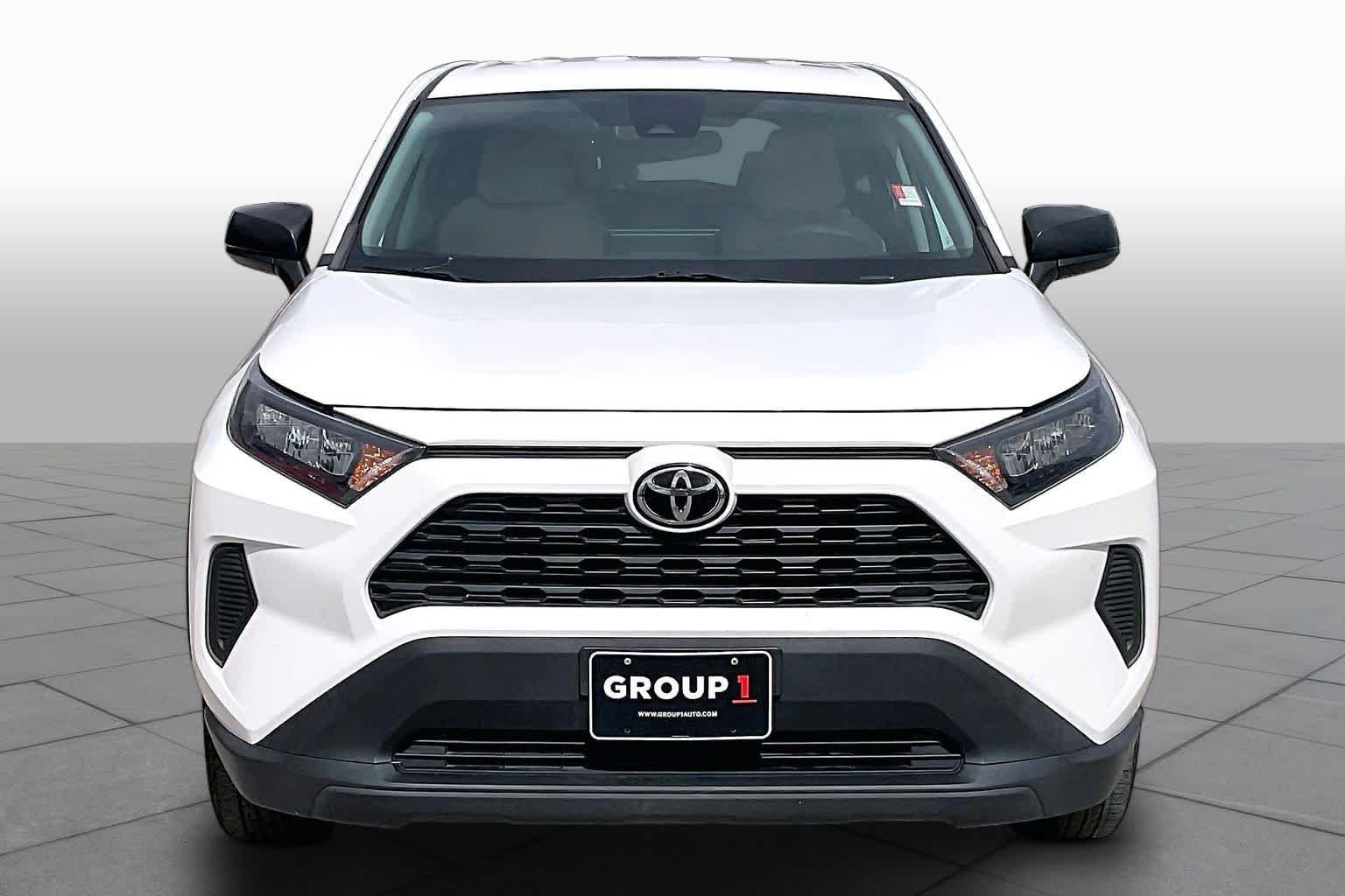 Used 2022 White Toyota LE image 3