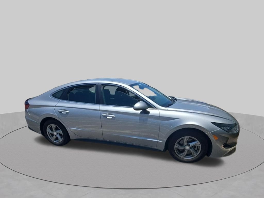 Used 2021 Silver Hyundai SE image 4