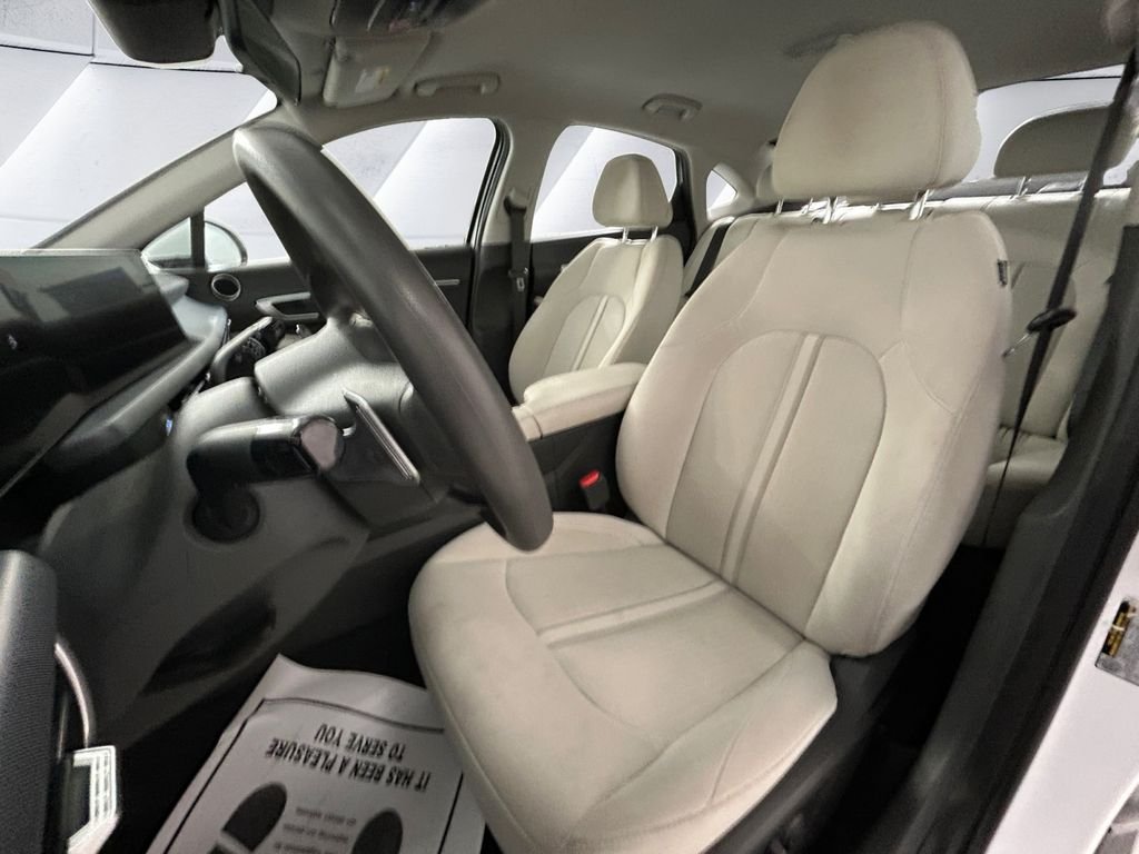 Used 2024 White Hyundai SEL image 8