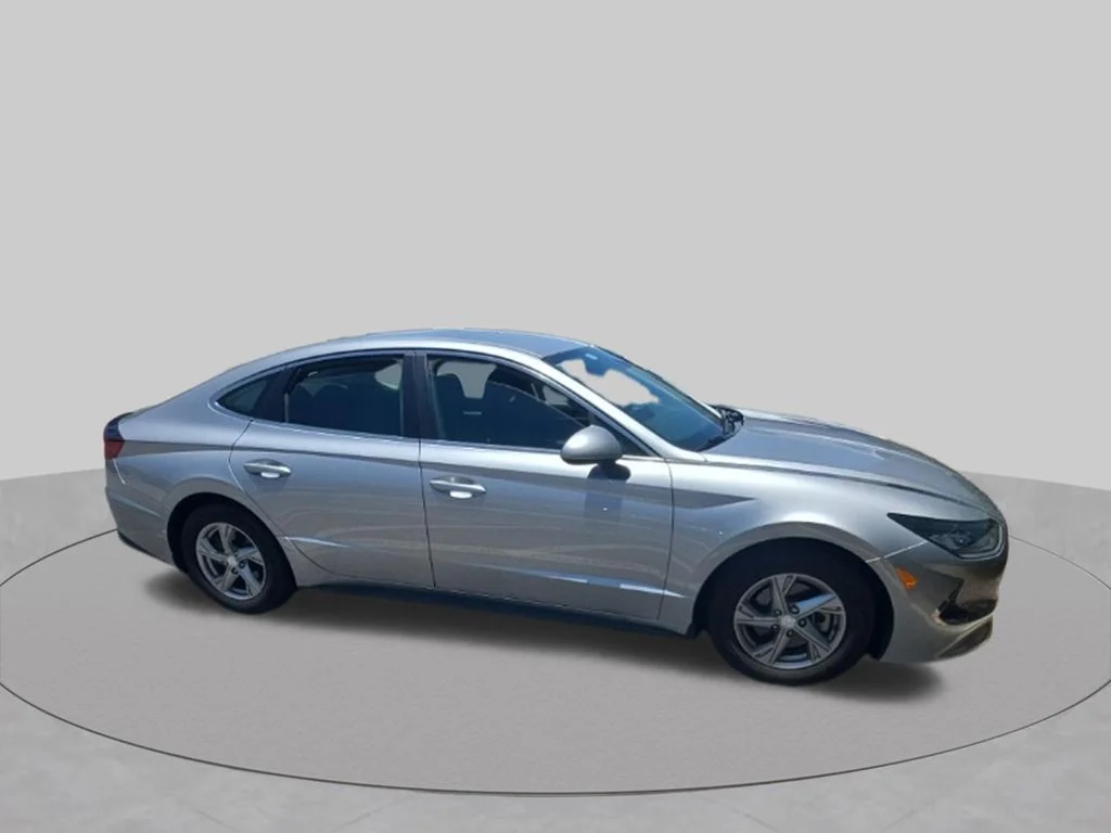 Used 2021 Silver Hyundai SE image 4