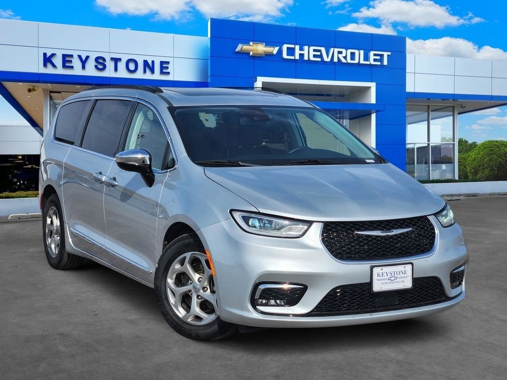 2023 Chrysler Pacifica Limited's photo
