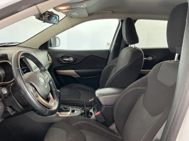 Used 2017 Bright White Clearcoat Jeep Latitude image 10