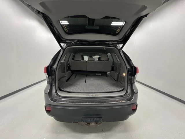 Used 2018 Gray Toyota XLE image 27