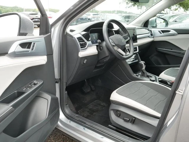 Certified Used 2025 Silver Volkswagen 1.5T SE image 12
