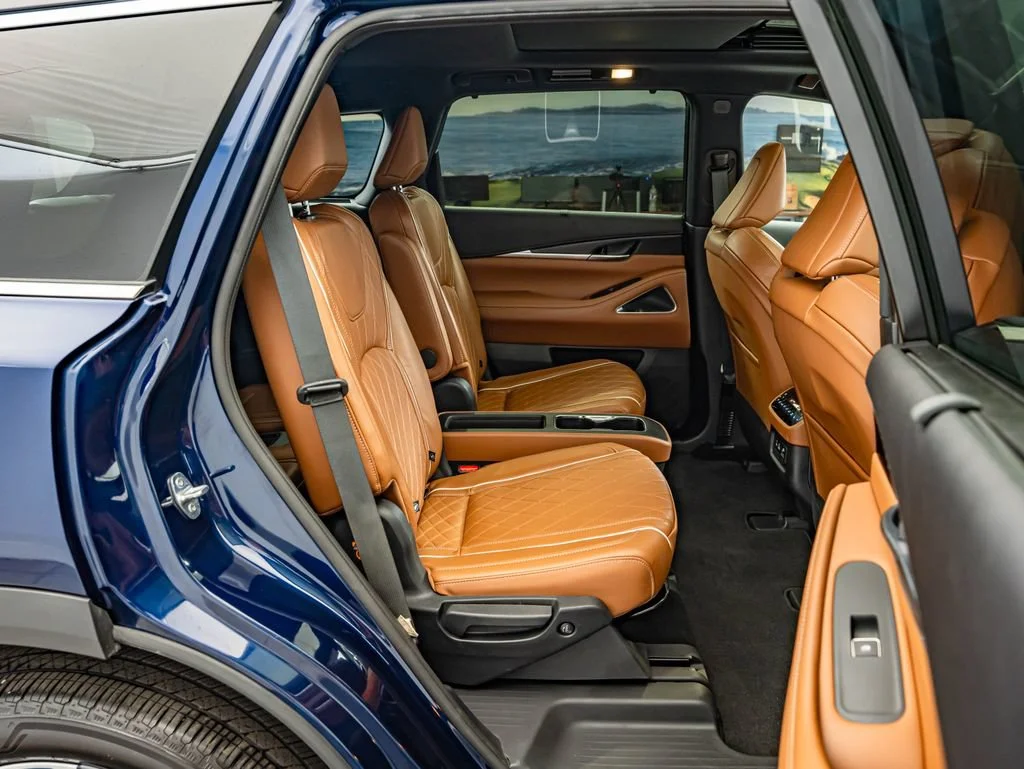 Used 2023 Grand Blue/Black Obsidian INFINITI Autograph image 36
