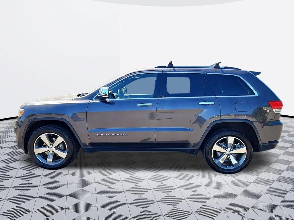Used 2015 Granite Crystal Metallic Clearcoat Jeep Limited image 3