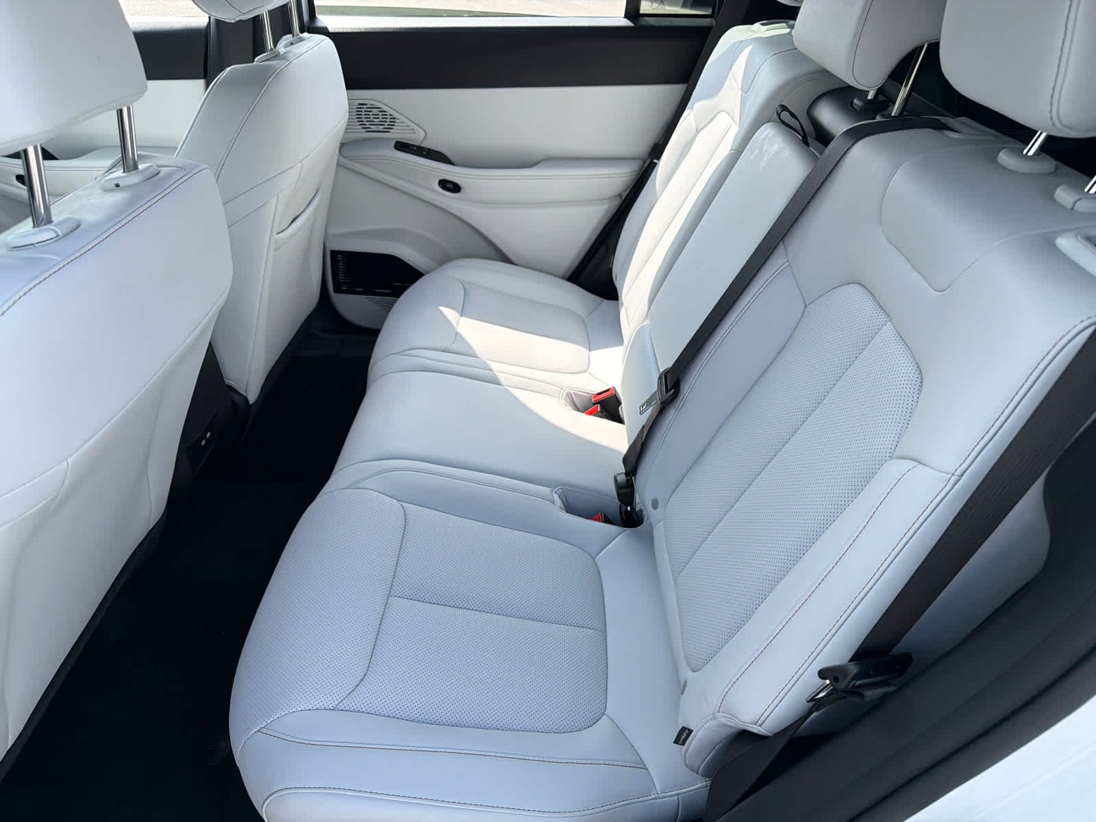 New 2026 Bright White Clear-Coat Exterior Paint Jeep Limited image 11