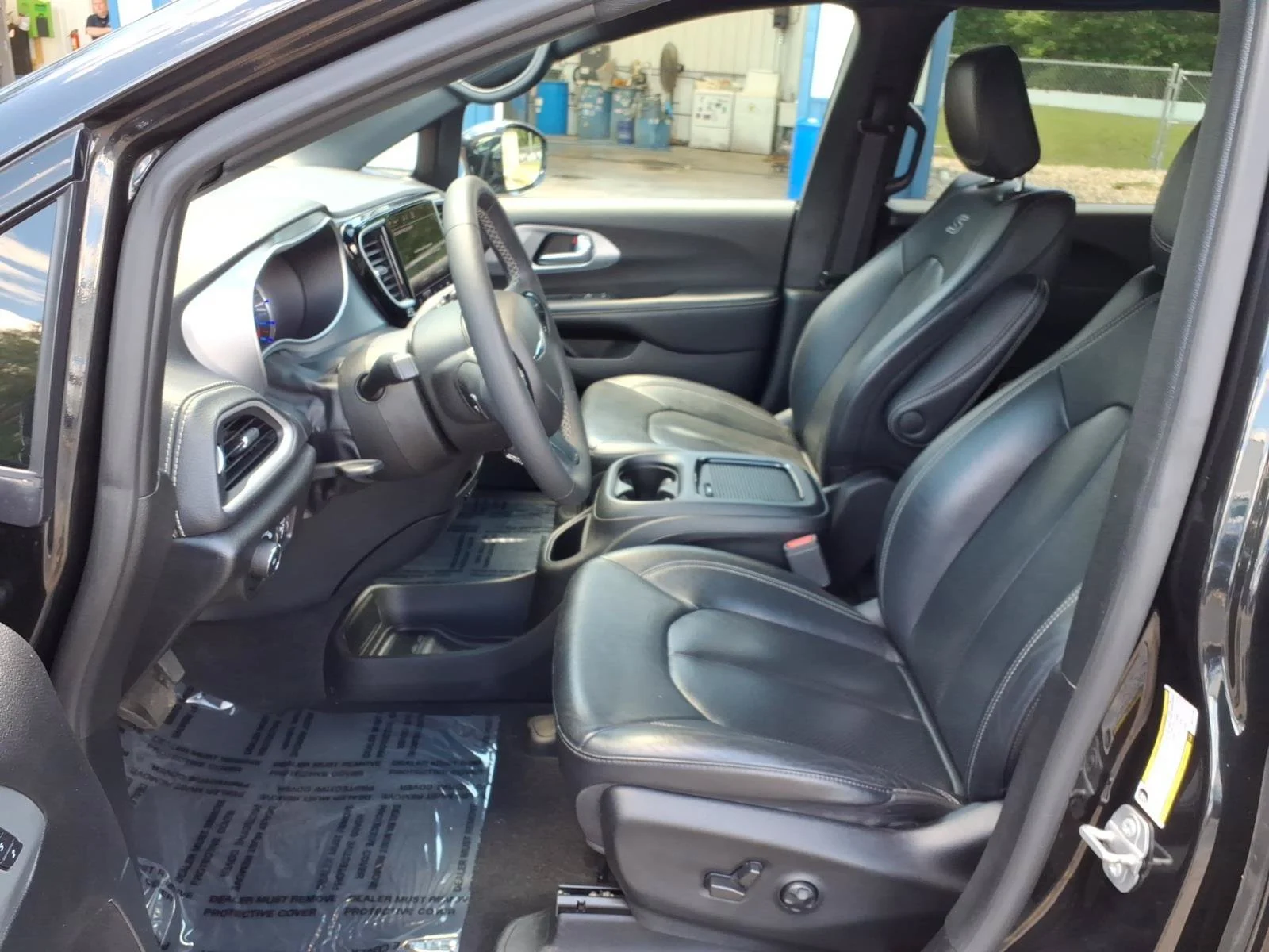 Used 2022 Brilliant Black Crystal Pearlcoat Chrysler Hybrid Touring L image 4