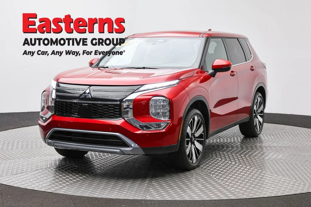 Used 2025 Red Mitsubishi SE image 1