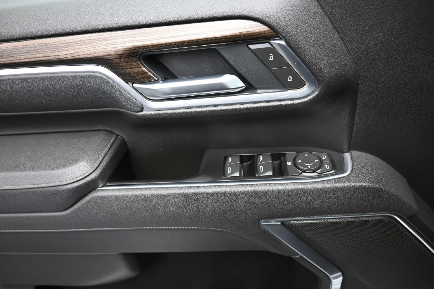 Used 2025 Summit White Chevrolet LT image 26