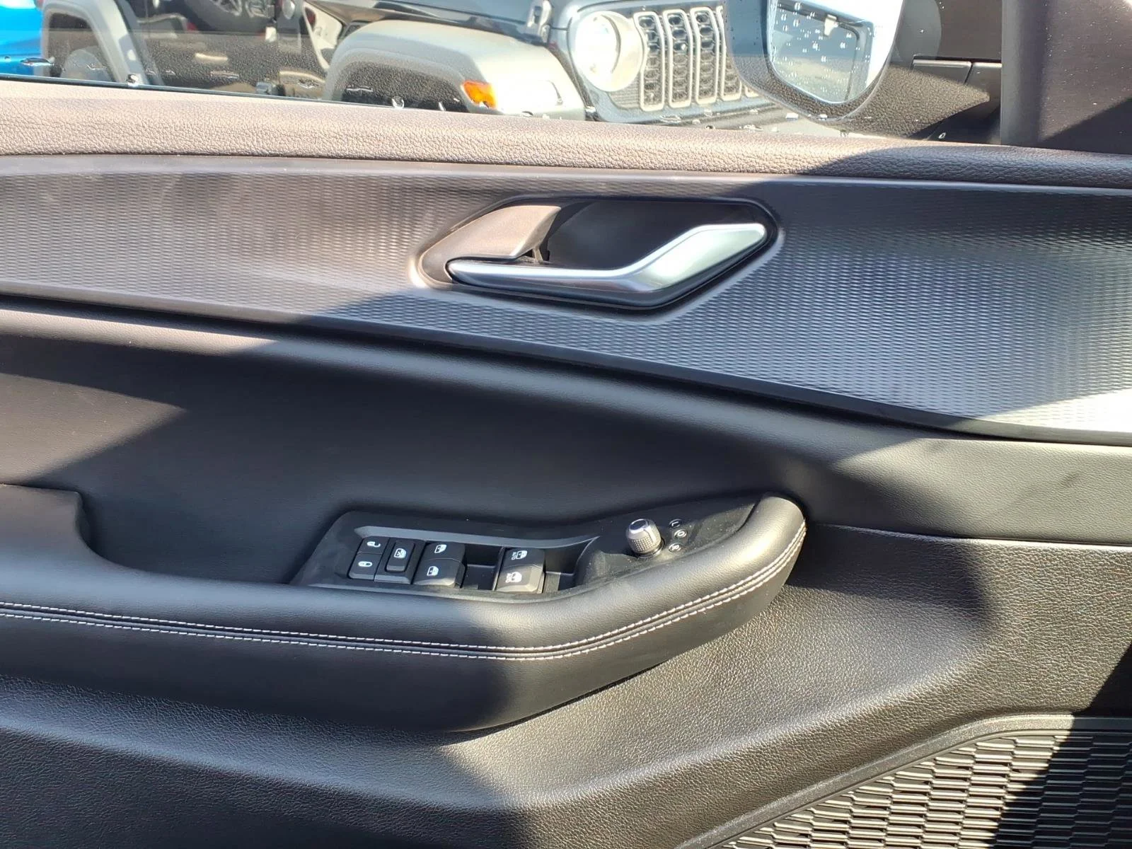 New 2026 Diamond Black Crystal Pearlcoat Jeep Laredo X image 14