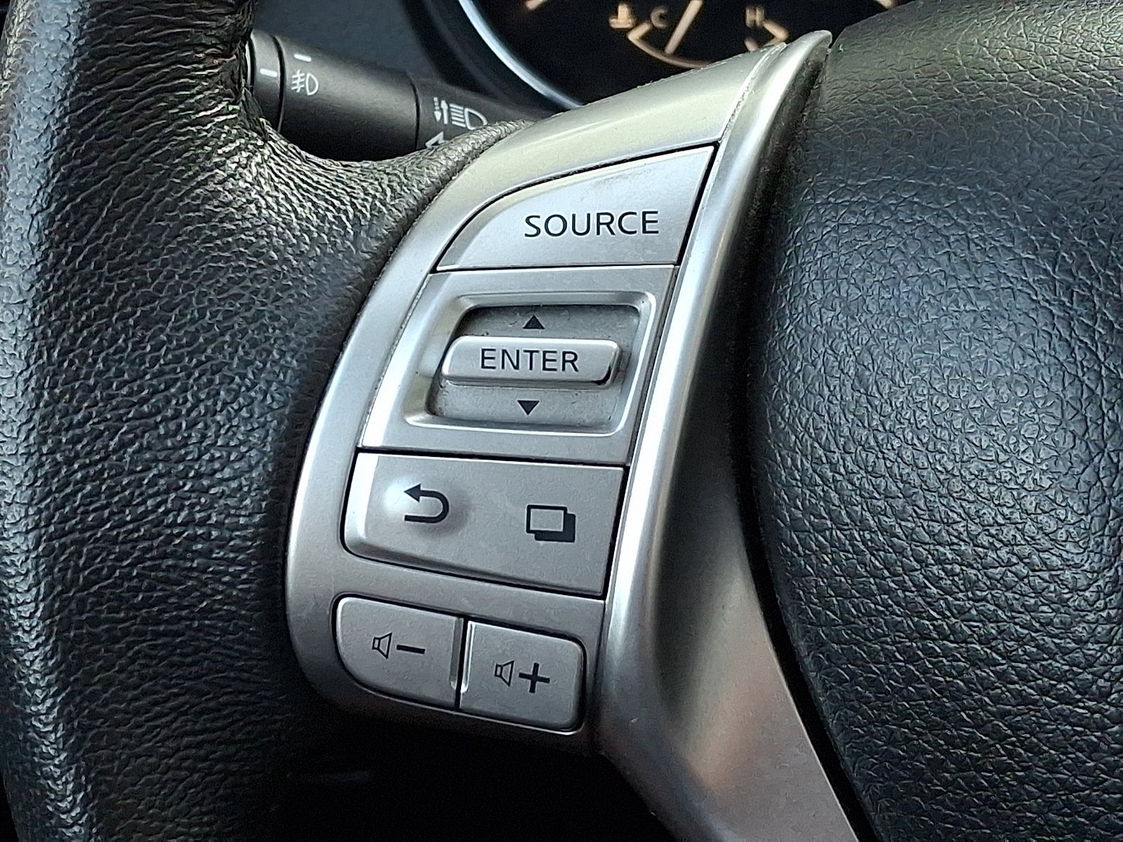 Used 2014 Gun Metallic Nissan SL image 21