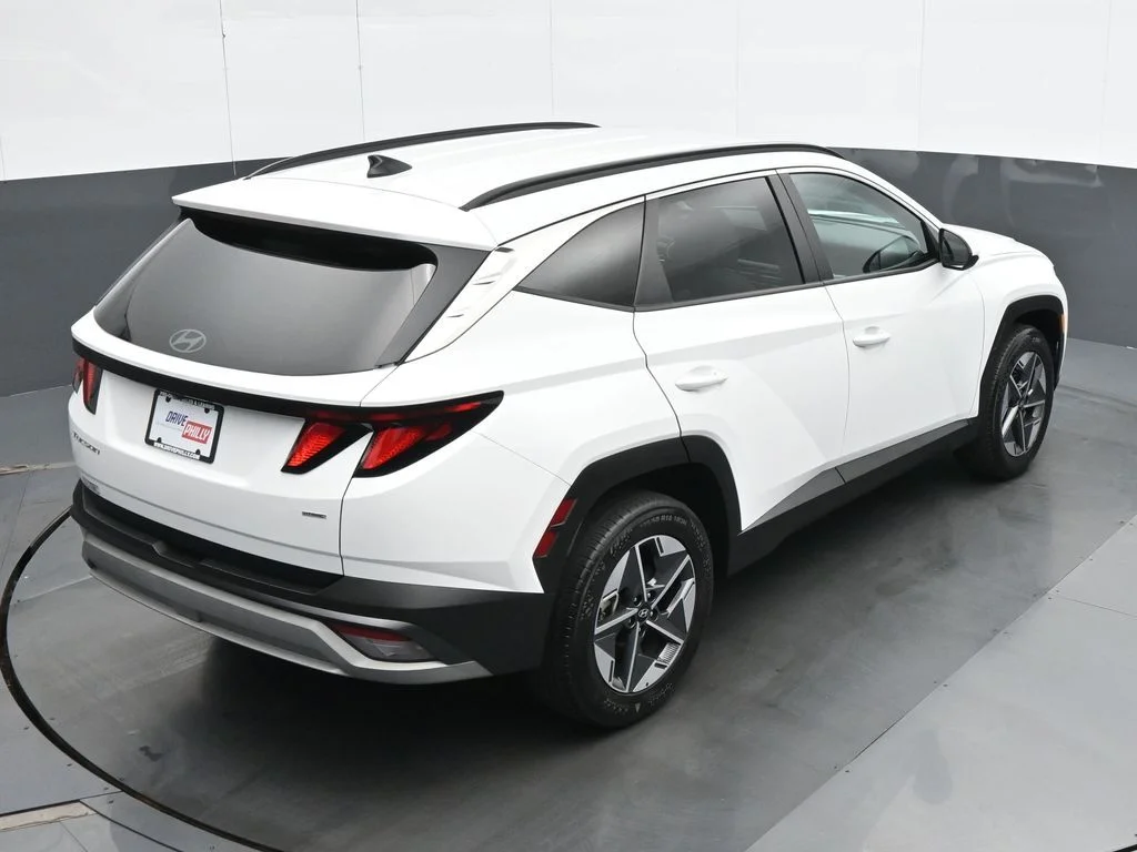 Used 2025 White Hyundai SEL image 21