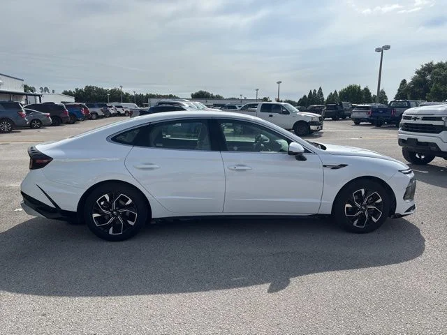 Used 2025 White Hyundai SEL image 4