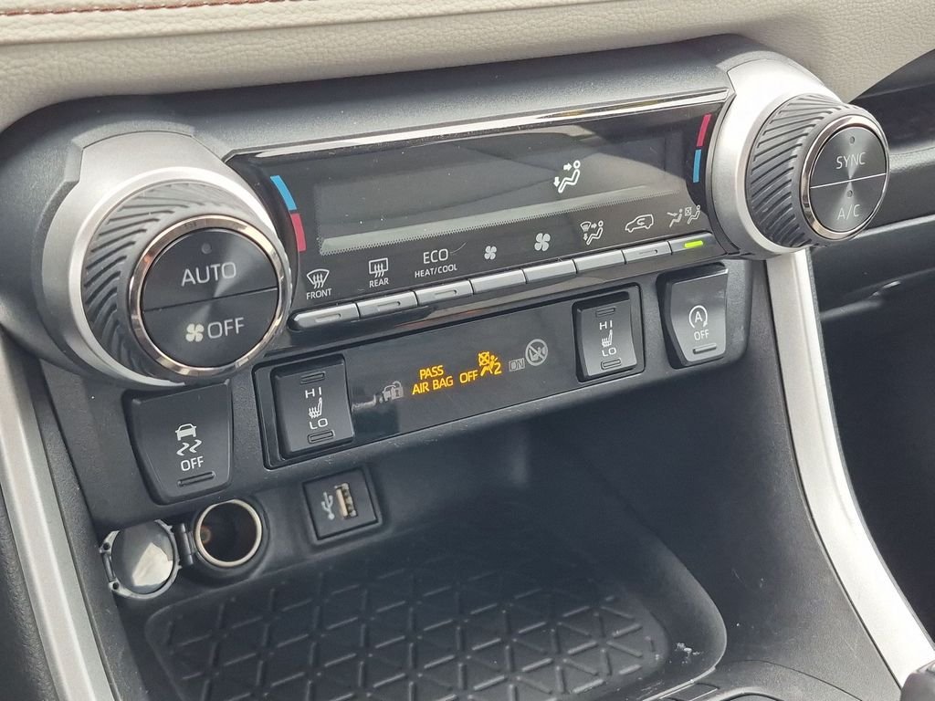 Used 2023  Toyota XLE Premium image 20