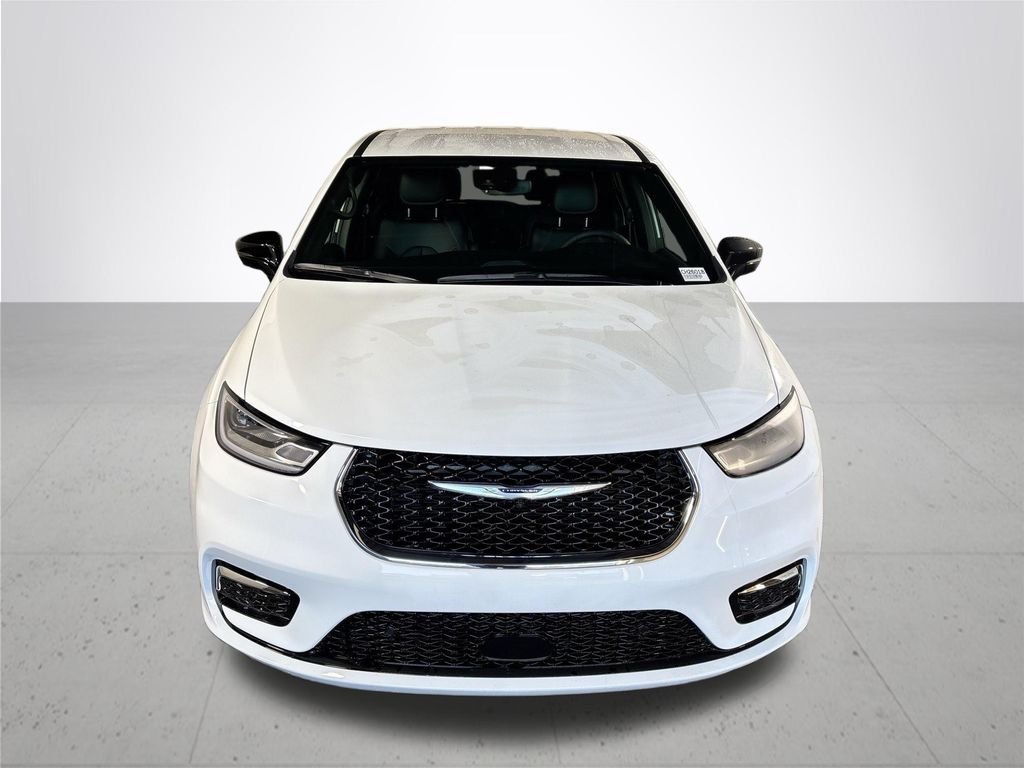 New 2026 Bright White Clear-Coat Exterior Paint Chrysler Select image 3